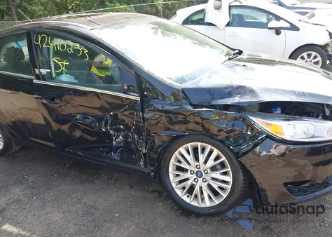 2018 Ford Focus Titanium z USA, uszkodzony, nr VIN 1FADP3J22JL220986
